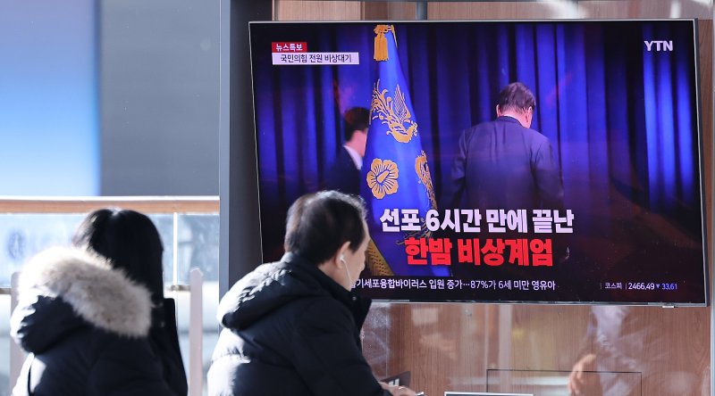 4일 오후 서울역 대합실에서 시민들이 윤석열 대통령의 비상계엄 선포·해제 관련 뉴스를 시청하고 있다. 2024.12.4/뉴스1 ⓒ News1 박지혜 기자