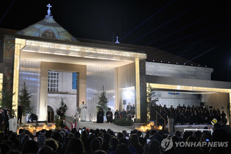 레바논 청년들에게 희망의 메시지를 전하는 교황 레오 14세 (출처=연합뉴스)