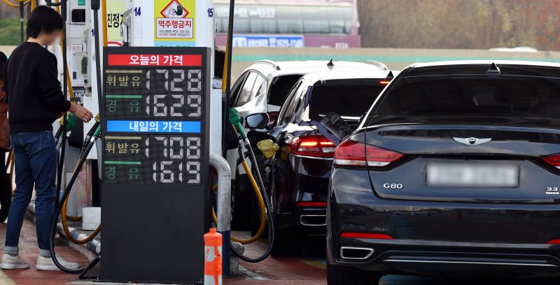 [서울=뉴시스] 박주성 기자 = 서울 서초구 만남의광장 주유소 모습. 2025.11.30. park7691@newsis.com