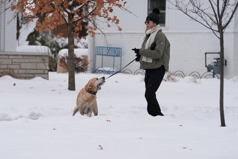 [일리노이주=AP/뉴시스] 1일(현지 시간) 미국 일리노이주 글렌뷰에서 주민이 반련견과 산책하고 있다. 2025.12.02.