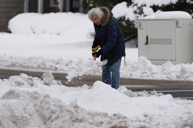 [일리노이주=AP/뉴시스] 1일(현지 시간) 미국 일리노이주 글렌뷰에서 주민이 제설작업을 하고 있다. 2025.12.02.
