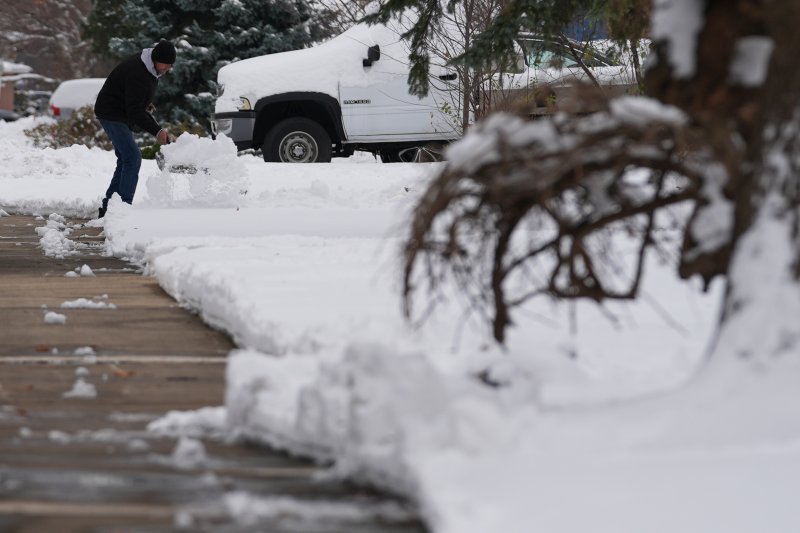 [일리노이주=AP/뉴시스] 1일(현지 시간) 미국 일리노이주 글렌뷰에서 주민이 제설작업을 하고 있다. 2025.12.02.