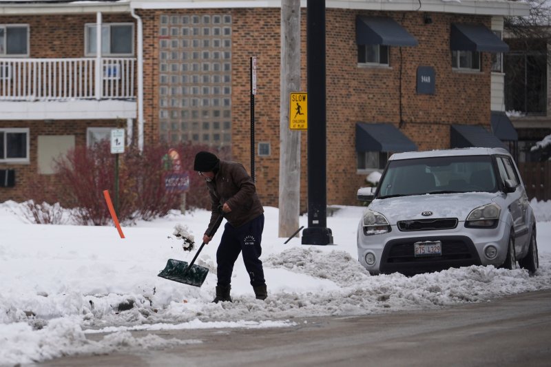 [일리노이주=AP/뉴시스] 1일(현지 시간) 미국 일리노이주 글렌뷰에서 주민이 제설작업을 하고 있다. 2025.12.02.