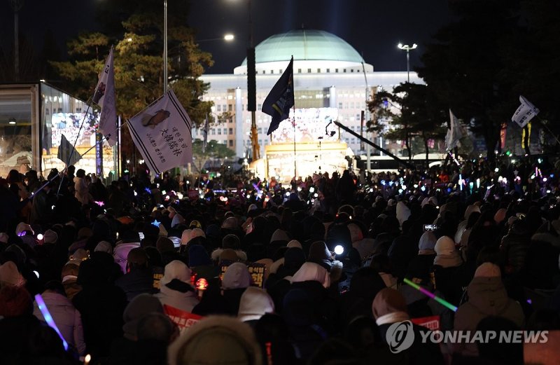 국회의사당 앞에서 이어지는 촛불집회 (출처=연합뉴스)