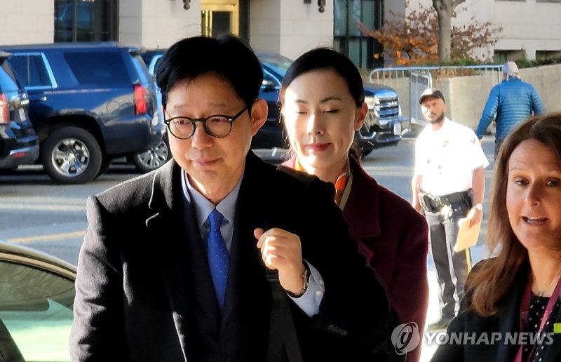 미국 국무부 청사에 입장하는 박윤주 외교1차관 (출처=연합뉴스)