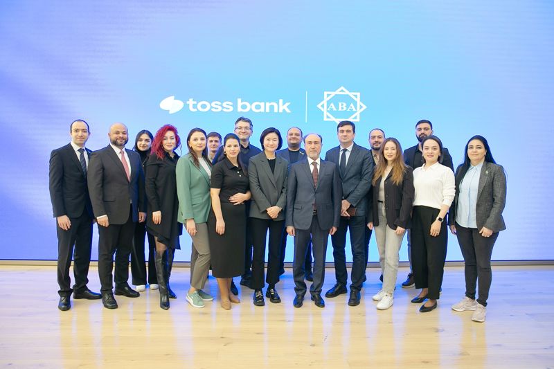 아제르바이잔 은행협회 대표단이 지난달 28일 오전 서울 강남구 토스뱅크 본사를 방문해 토스뱅크 라운지에서 기념촬영을 하고 있다. 이은미 토스뱅크 대표(앞줄 왼쪽부터 6번째)와 자키르 누리예프 아제르바이잔 은행협회 회장(앞줄 왼쪽부터 7번째). 토스뱅크 제공