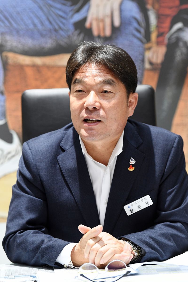 장준용 부산 동래구청장은 "금정산이 국내 최초 도심형 국립공원으로 지정되면서 더 많은 국내외 관광객들이 찾아 지역상권 활성화에도 큰 도움을 줄 것으로 기대되는 만큼 온천장 족욕탕 확충 등을 서두러고 있다"고 밝혔다. 동래구 제공