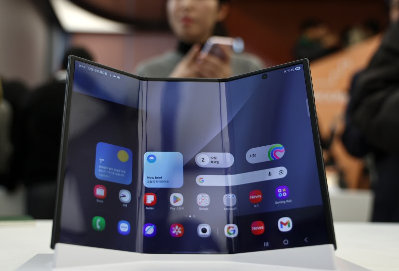 지난 2일 서울 삼성 강남에서 열린 '삼성전자 갤럭시Z 트라이폴드 출시 미디어데이'에서 방문객들이 갤럭시Z 트라이폴드를 체험해보고 있다. 연합뉴스