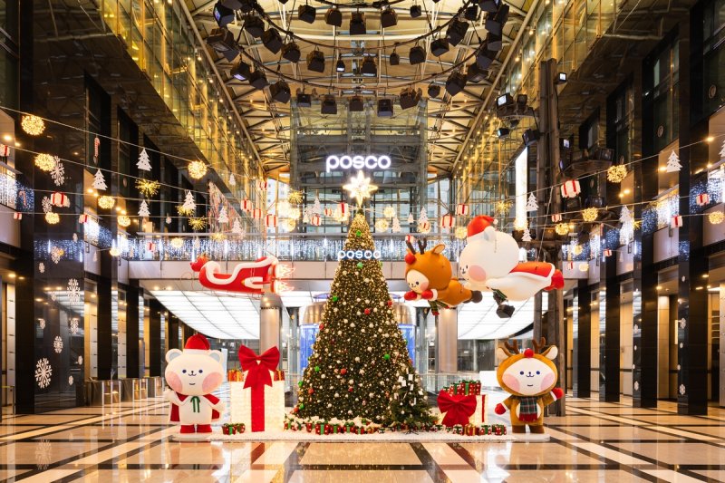 포스코그룹, 강남 포스코센터에 대형트리·경관조명 밝혀 (출처=연합뉴스)