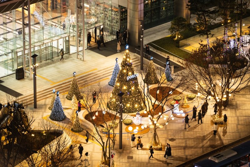 포스코그룹, 강남 포스코센터에 대형트리·경관조명 밝혀 (출처=연합뉴스)