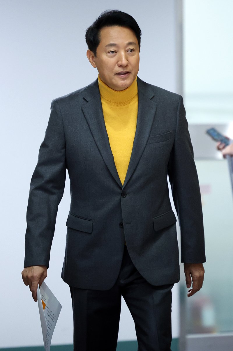 [서울=뉴시스] 이영환 기자 = 오세훈 서울시장이 2일 오전 서울 중구 서울시청 대회의실에서 열린 2026 서울색, 서울빛 기자설명회에 참석하고 있다. 2025.12.02. 20hwan@newsis.com