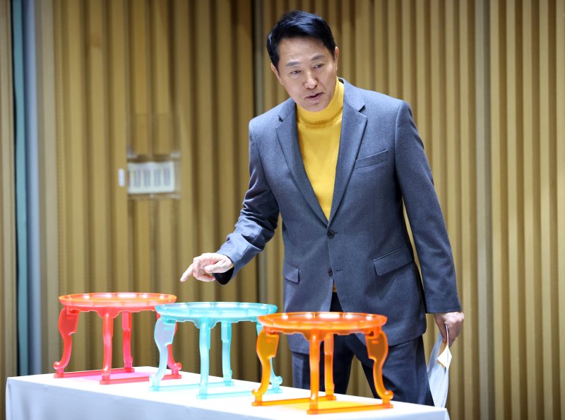 [서울=뉴시스] 이영환 기자 = 오세훈 서울시장이 2일 오전 서울 중구 서울시청 대회의실에서 열린 2026 서울색, 서울빛 기자설명회에 참석하고 있다. 2025.12.02. 20hwan@newsis.com