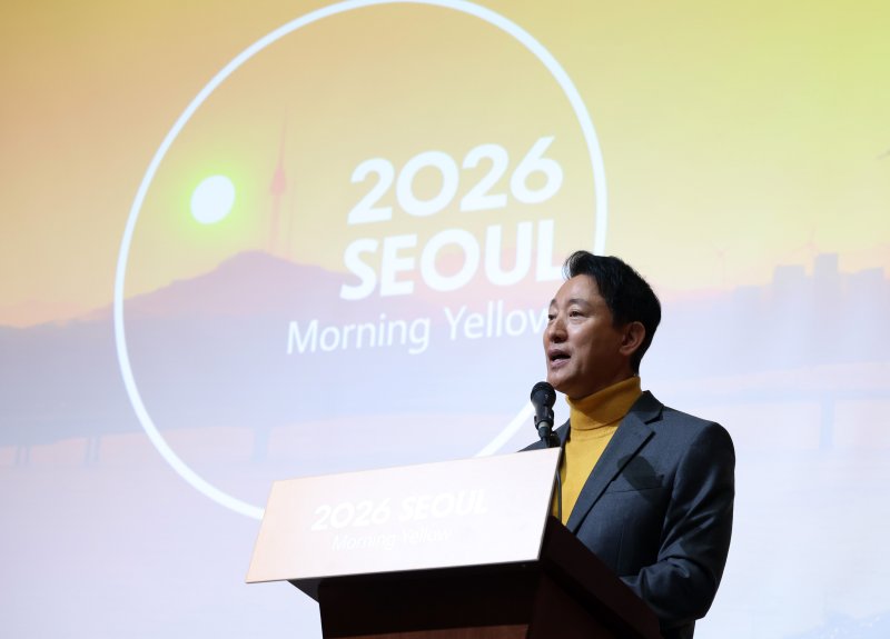 [서울=뉴시스] 이영환 기자 = 오세훈 서울시장이 2일 오전 서울 중구 서울시청 대회의실에서 열린 2026 서울색, 서울빛 기자설명회에 참석해 2026 서울색인 Mornig Yellow를 소개하고 있다. 2025.12.02. 20hwan@newsis.com