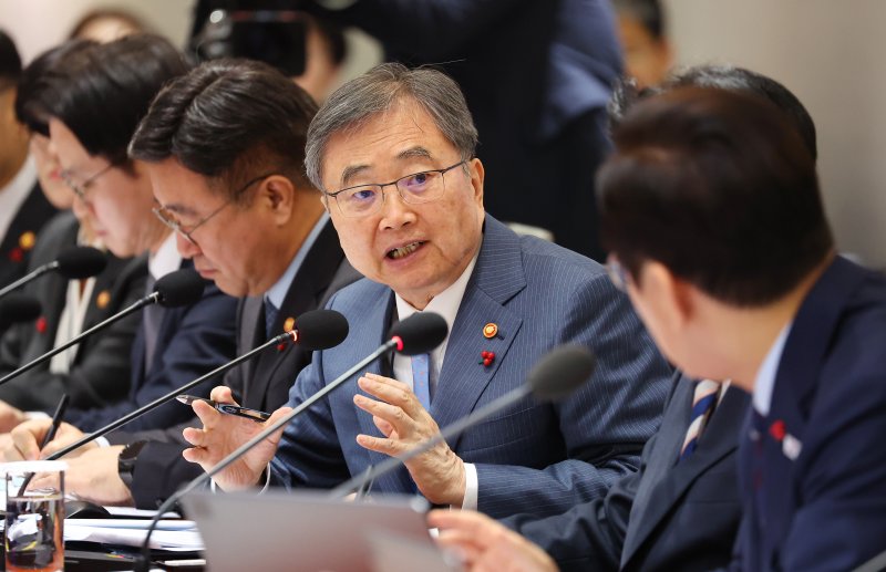 조현 외교부 장관이 지난해 12월 2일 용산 대통령실에서 열린 국무회의에서 이재명 대통령의 질문에 답변하고 있다. 연합뉴스