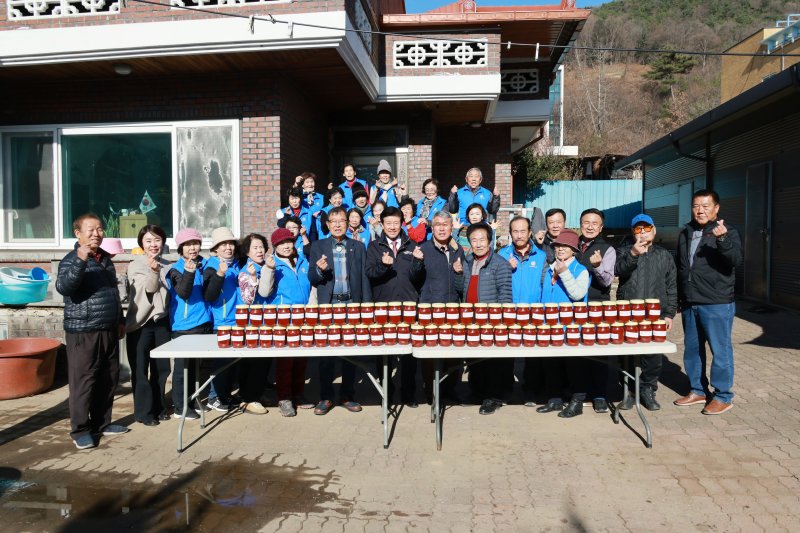 바르게살기운동 진산면위원회 사랑의 고추장 담그기 봉사 기념사진(금산군 제공.재판매 및 DB금지)/뉴스1