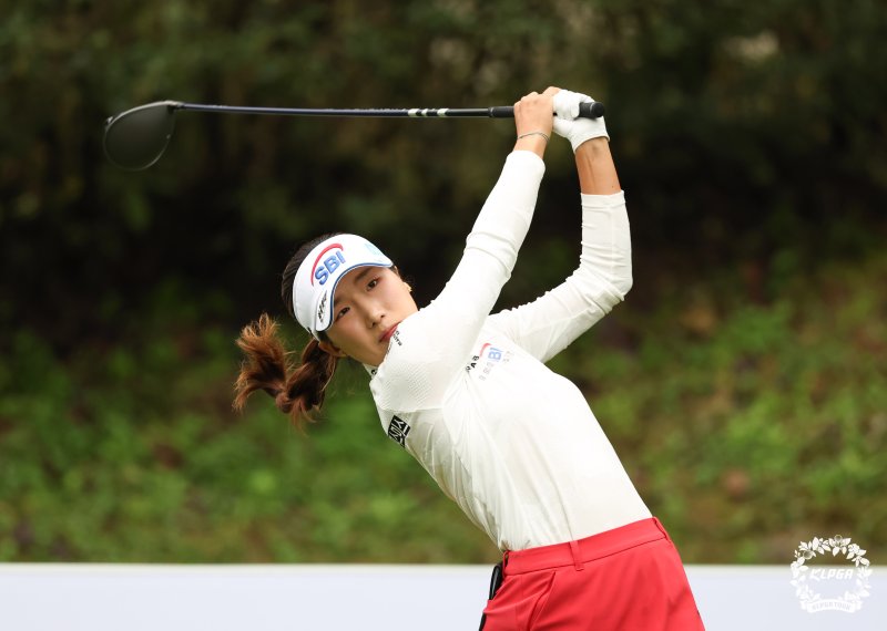 [서울=뉴시스] 추상철 기자 = 12일 경기 용인시 88CC에서 열린 ''K-FOOD 놀부 화미 마스터즈' FR, 이동은이 티샷을 하고 있다. (사진= KLPGA 제공) 2025.10.12. photo@newsis.com *재판매 및 DB 금지