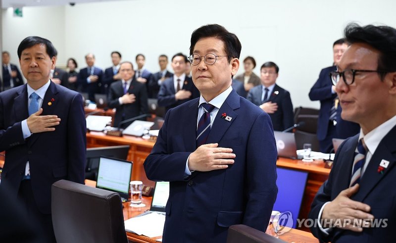 국기에 경례하는 이재명 대통령 (출처=연합뉴스)