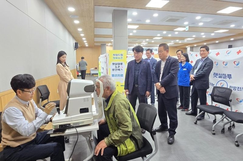 의료 접근성이 낮은 경남지역 농촌 주민들을 의료진이 직접 찾아가는 '농촌왕진버스'. (사진=경남도 제공) 0225.04.10. *재판매 및 DB 금지