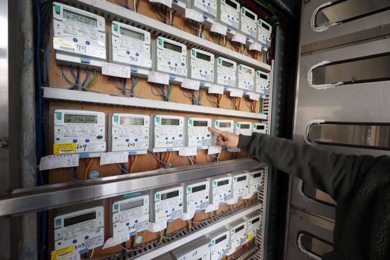 [서울=뉴시스] 홍효식 기자 = 서울 시내 한 오피스텔 전기 계량기 모습. 2025.03.21. yesphoto@newsis.com