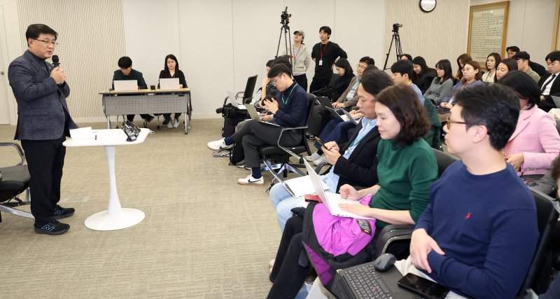 [세종=뉴시스] 강종민 기자 = 김성환 기후에너지환경부 장관이 지난 1일 세종시 정부세종청사에서 열린 출입기자 간담회에서 주요 정책과 현안을 설명하고 있다. 2025.12.02. ppkjm@newsis.com