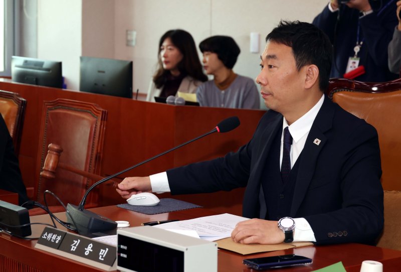 김용민 법사위 법안심사제1소위원장이 19일 오전 서울 여의도 국회 법제사법위원회 법안심사제1소위원회에서 의사봉을 두드리고 있다. 뉴시스