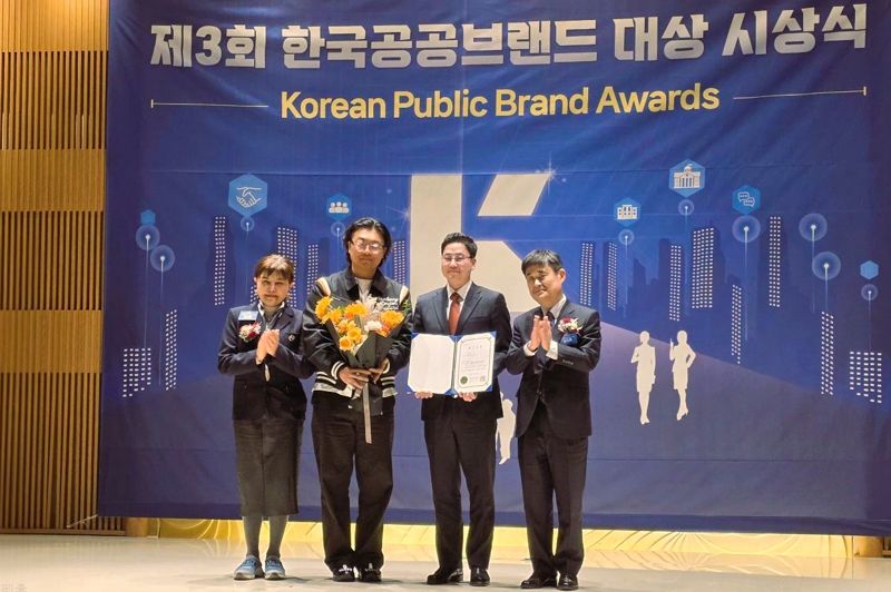 지난달 28일 서울 송파구 광고문화회관에서 열린 '한국 공공브랜드대상' 시상식에서 HL디앤아이한라 설재근 홍보팀장(오른쪽 두번째)이 슬로건 부문 최우수상을 받고 기념촬영을 하고 있다. HL디앤아이한라 제공