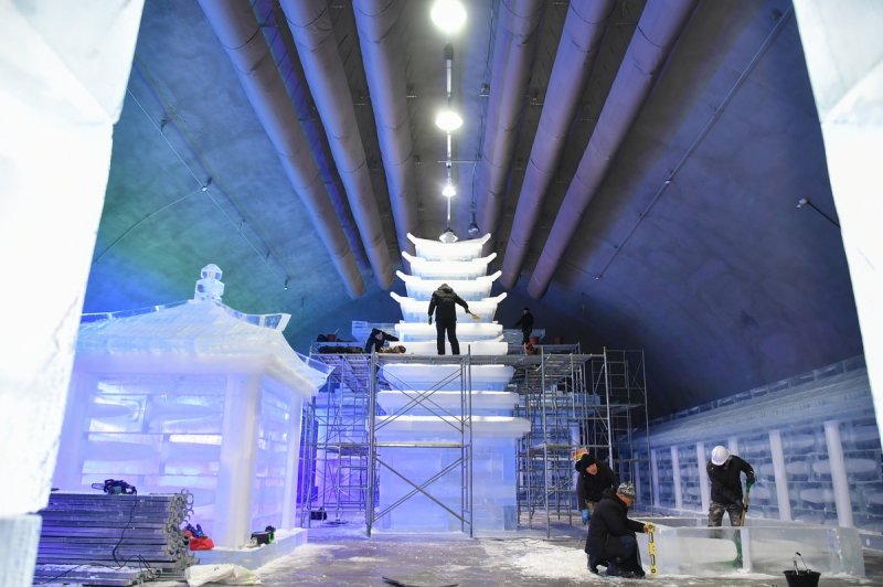 화천산천어축제 빙등광장 얼음조각 제작 (출처=연합뉴스)
