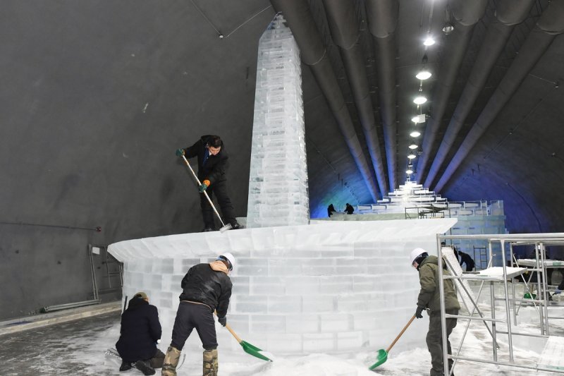 화천산천어축제 빙등광장 얼음조각 제작 (출처=연합뉴스)