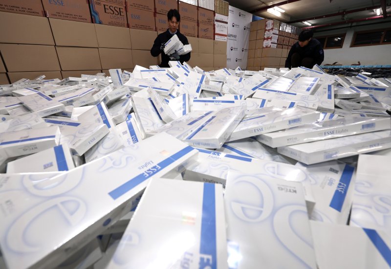 2일 서울 강남구 관세청 서울본부세관 창고에서 직원들이 밀수입 조직으로부터 압수한 담배를 정리하고 있다. 2025.12.2/뉴스1 ⓒ News1 구윤성 기자