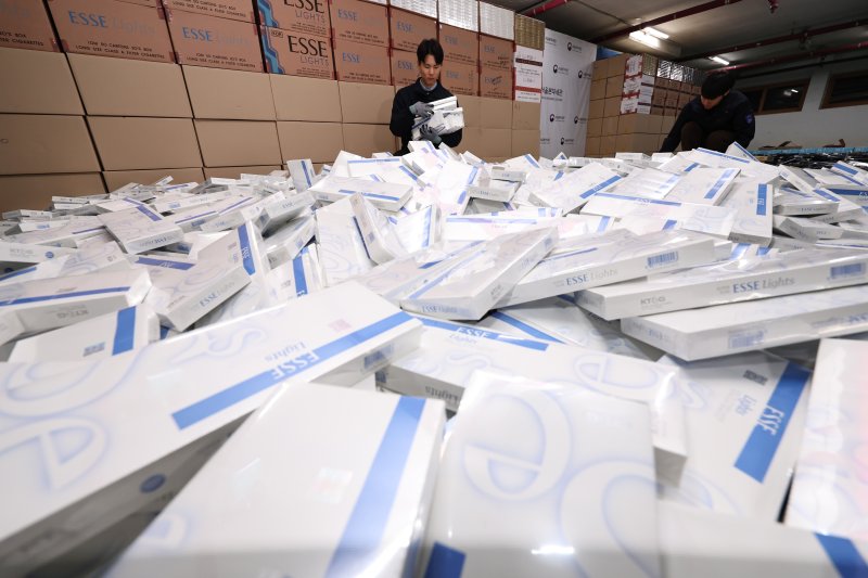 2일 서울 강남구 관세청 서울본부세관 창고에 밀수입 조직으로부터 압수한 담배가 쌓여있다. 2025.12.2/뉴스1 ⓒ News1 구윤성 기자