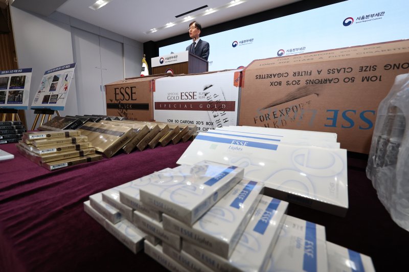 이철훈 서울본부세관 조사1국장이 2일 오전 서울 강남구 관세청 서울본부세관에서 국산 담배 175만 갑을 국내로 밀수입한 조직 검거 관련 브리핑을 하고 있다. 2025.12.2/뉴스1 ⓒ News1 구윤성 기자