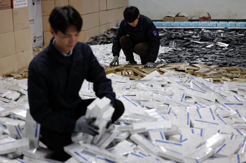 2일 서울 강남구 관세청 서울본부세관 창고에 밀수입 조직으로부터 압수한 담배가 쌓여있다. 2025.12.2/뉴스1 ⓒ News1 구윤성 기자