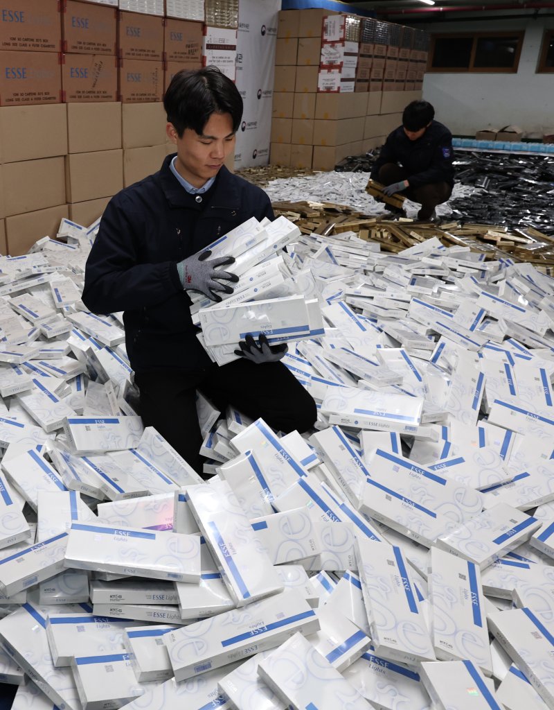 2일 서울 강남구 관세청 서울본부세관 창고에 밀수입 조직으로부터 압수한 담배가 쌓여있다. 2025.12.2/뉴스1 ⓒ News1 구윤성 기자