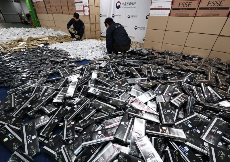 2일 서울 강남구 관세청 서울본부세관 창고에 밀수입 조직으로부터 압수한 담배가 쌓여있다. 2025.12.2/뉴스1 ⓒ News1 구윤성 기자