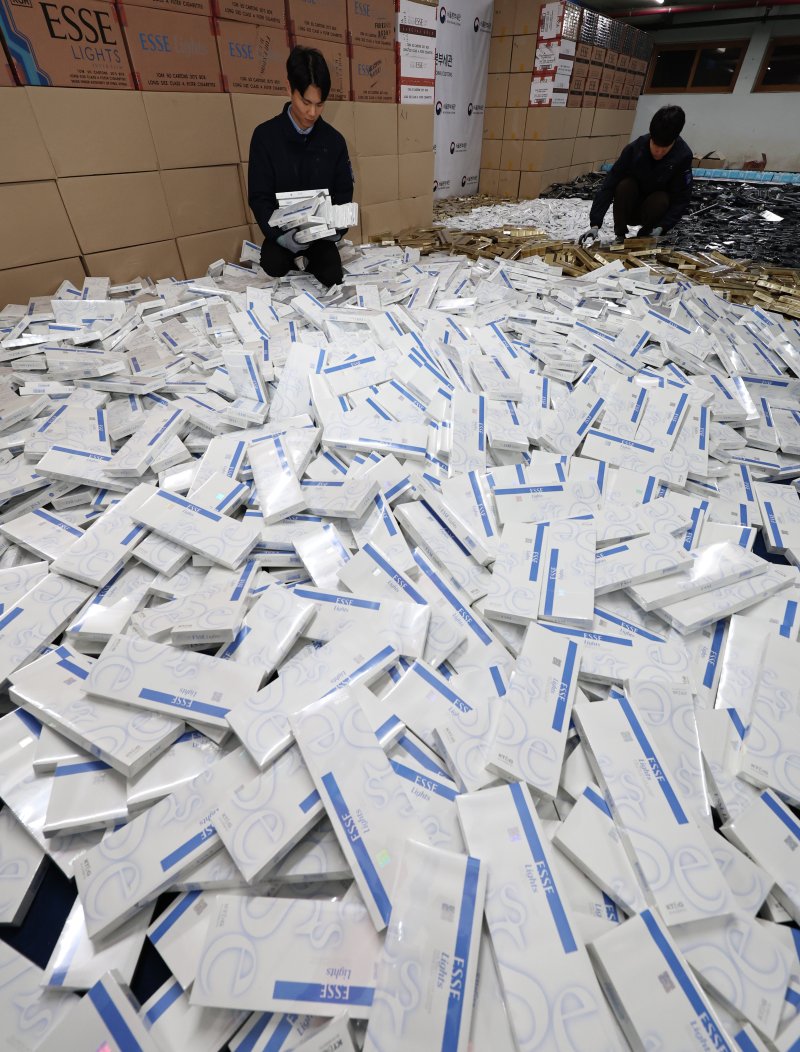2일 서울 강남구 관세청 서울본부세관 창고에 밀수입 조직으로부터 압수한 담배가 쌓여있다. 2025.12.2/뉴스1 ⓒ News1 구윤성 기자