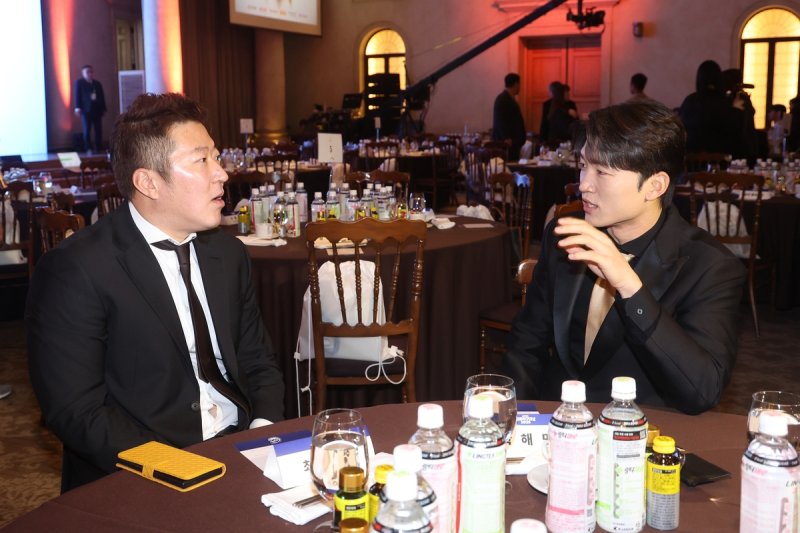 기록상을 받은 최형우(왼쪽)와 박해민 (출처=연합뉴스)