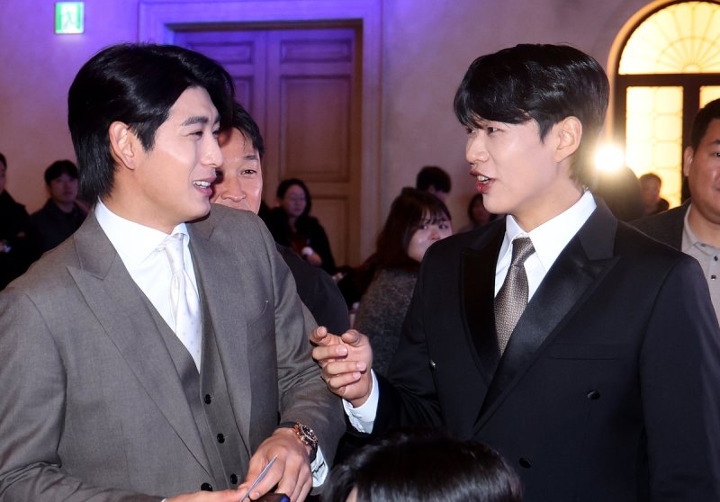 MLB에서 뛰는 이정후(왼쪽)와 MLB 진출을 노리는 송성문 (출처=연합뉴스)