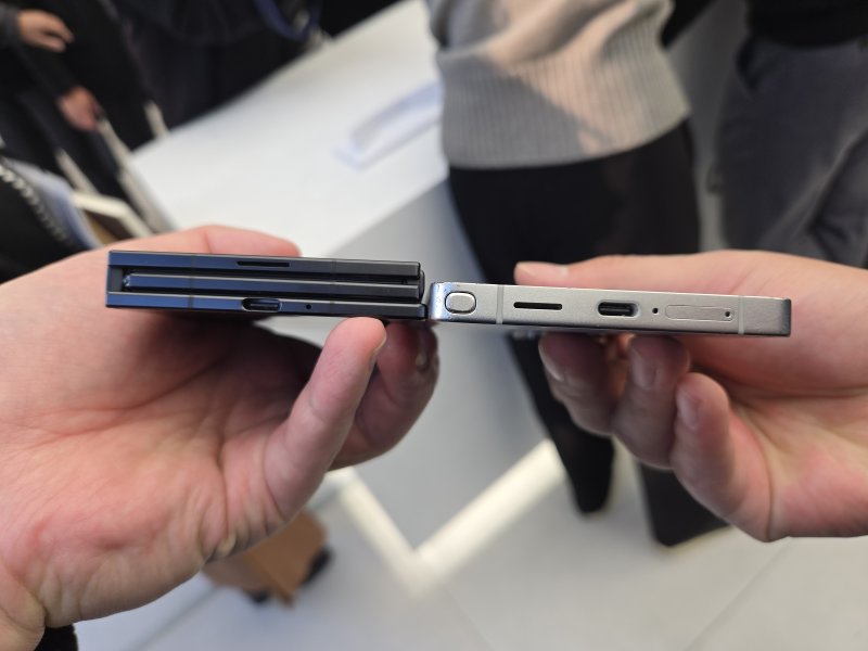 [서울=뉴시스]삼성전자가 2일 공개한 3단 폴더블 스마트폰 '갤럭시 Z 트라이폴드'와 갤럭시 S25 울트라의 두께를 비교한 모습. (사진=윤현성 기자)