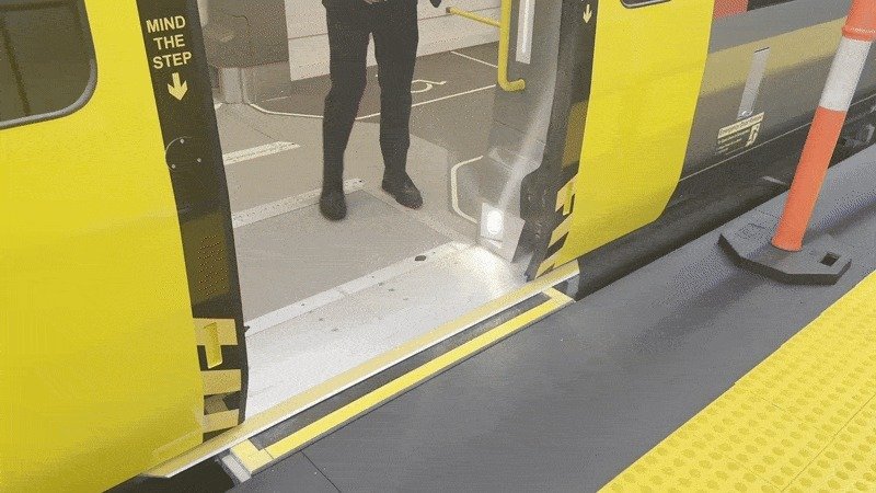 지난달 25일 호주 브리즈번에 위치한 현대로템 창고에 전시된 QTMP 전동차 목업에서 갭 필러가 작동하는 모습 2025.12.2/뉴스1 ⓒ News1 박종홍 기자