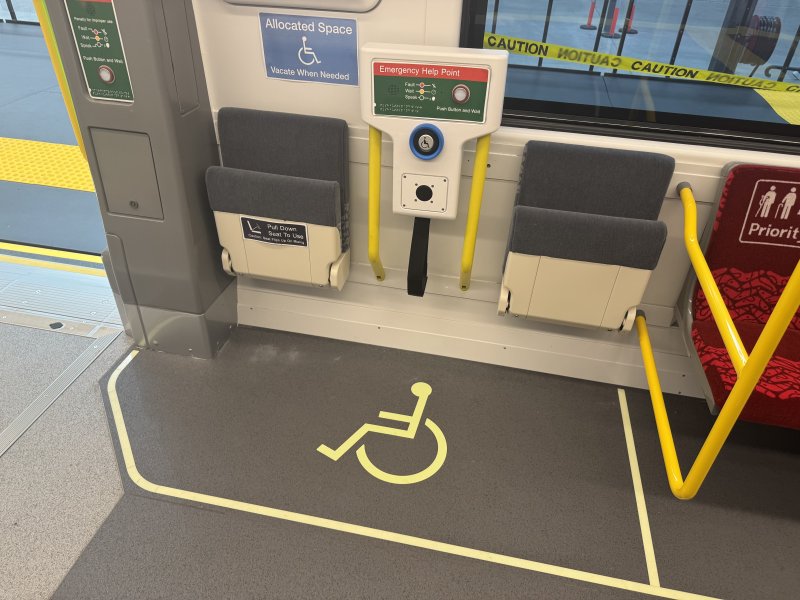 지난달 25일 호주 브리즈번에 위치한 현대로템 창고에 전시된 QTMP 전동차 목업에 구현된 휠체어 지정석 2025.12.2/뉴스1 ⓒ News1 박종홍 기자