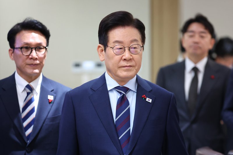 [서울=뉴시스] 고범준 기자 = 이재명 대통령이 2일 서울 용산 대통령실 청사에서 열린 국무회의에 입장하고 있다. (대통령실통신사진기자단) 2025.12.02. bjko@newsis.com