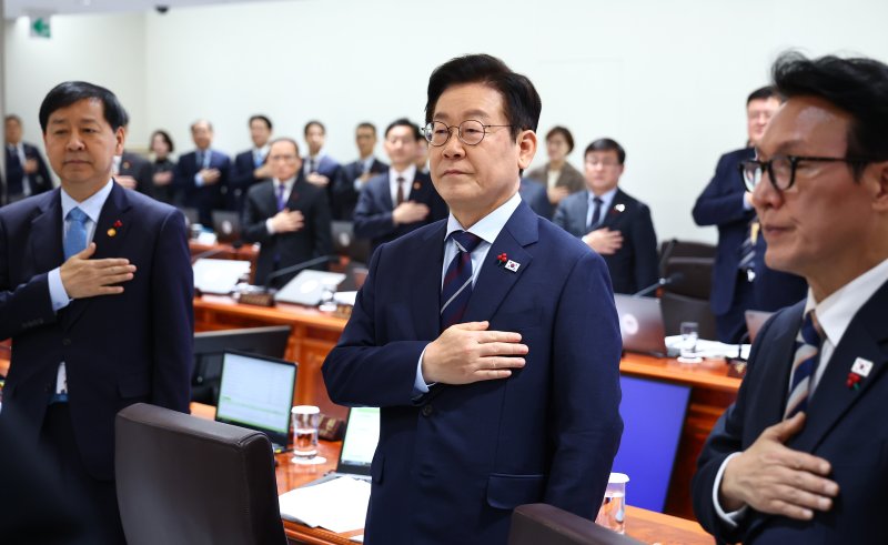 [서울=뉴시스] 고범준 기자 = 이재명 대통령이 2일 서울 용산 대통령실 청사에서 열린 국무회의에서 국민의례를 하고 있다. (대통령실통신사진기자단) 2025.12.02. bjko@newsis.com