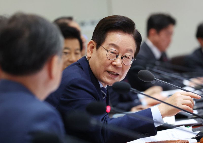 [서울=뉴시스] 고범준 기자 = 이재명 대통령이 2일 서울 용산 대통령실 청사에서 열린 국무회의에서 발언하고 있다. (대통령실통신사진기자단) 2025.12.02. bjko@newsis.com