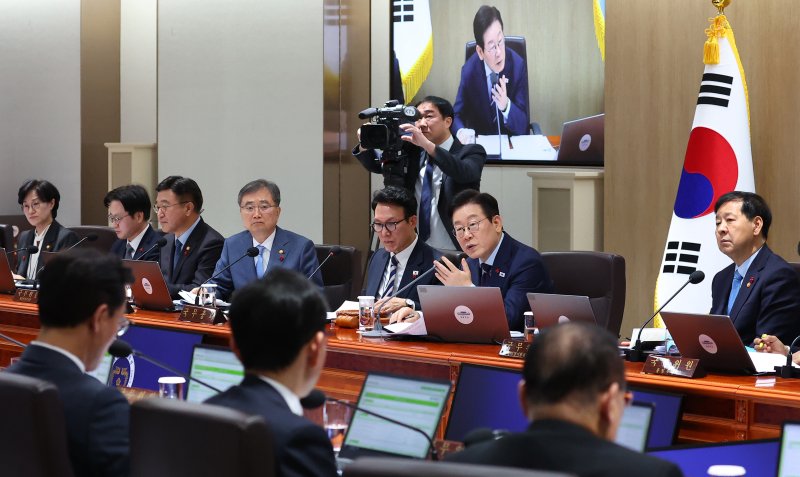 [서울=뉴시스] 고범준 기자 = 이재명 대통령이 2일 서울 용산 대통령실 청사에서 열린 국무회의에서 발언하고 있다. (대통령실통신사진기자단) 2025.12.02. bjko@newsis.com