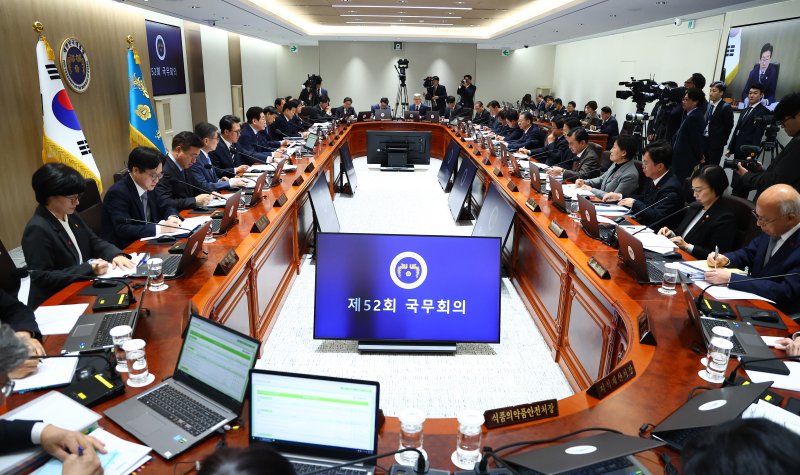 [서울=뉴시스] 고범준 기자 = 이재명 대통령이 2일 서울 용산 대통령실 청사에서 열린 국무회의에서 발언하고 있다. (대통령실통신사진기자단) 2025.12.02. bjko@newsis.com