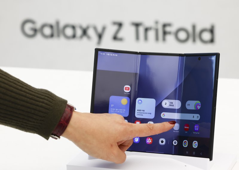 [서울=뉴시스] 김근수 기자 = 2일 서울 서초구 삼성 강남에서 진행된 갤럭시 Z 트라이폴드 미디어공개 행사에서 3단 폴더블 스마트폰 ‘갤럭시 Z 트라이폴드(Galaxy Z TriFold)’가 진열돼 있다. ‘갤럭시 Z 트라이폴드’는 펼치면 253mm(10형)의 대화면을 접으면 ‘갤럭시 Z 폴드7’과 같은 164.8mm(6.5형)의 휴대성 높은 바(Bar) 타입 화면을 지원해 사용자가 다양한 상황에 맞춰 유연하게 사용할 수 있다. 2025.12.02. ks@newsis.com