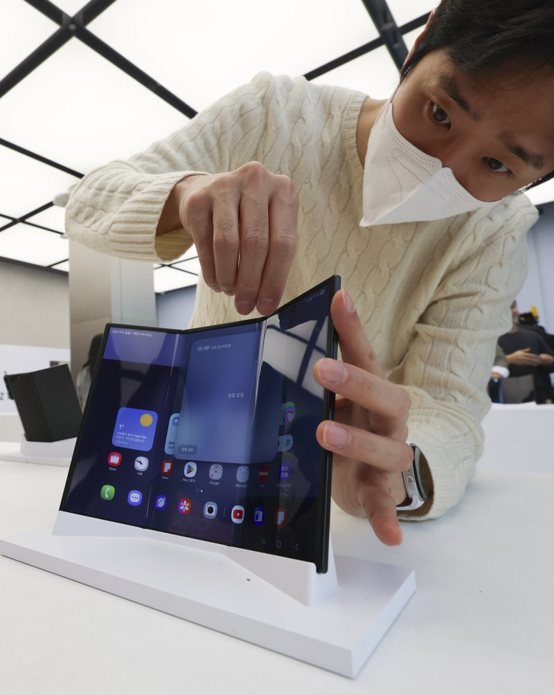 [서울=뉴시스] 김근수 기자 = 2일 서울 서초구 삼성 강남에서 진행된 갤럭시 Z 트라이폴드 미디어공개 행사에서 3단 폴더블 스마트폰 ‘갤럭시 Z 트라이폴드(Galaxy Z TriFold)’가 진열돼 있다. ‘갤럭시 Z 트라이폴드’는 펼치면 253mm(10형)의 대화면을 접으면 ‘갤럭시 Z 폴드7’과 같은 164.8mm(6.5형)의 휴대성 높은 바(Bar) 타입 화면을 지원해 사용자가 다양한 상황에 맞춰 유연하게 사용할 수 있다. 2025.12.02. ks@newsis.com