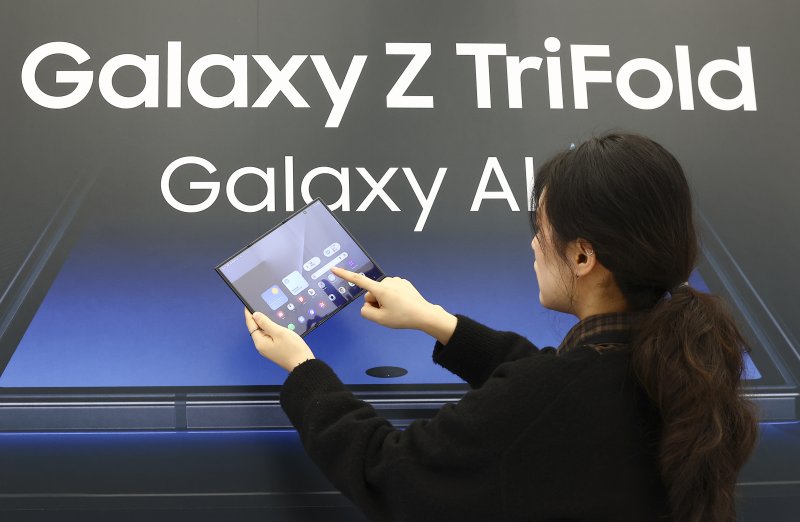 [서울=뉴시스] 김근수 기자 = 2일 서울 서초구 삼성 강남에서 진행된 갤럭시 Z 트라이폴드 미디어공개 행사에서 3단 폴더블 스마트폰 ‘갤럭시 Z 트라이폴드(Galaxy Z TriFold)’가 진열돼 있다. ‘갤럭시 Z 트라이폴드’는 펼치면 253mm(10형)의 대화면을 접으면 ‘갤럭시 Z 폴드7’과 같은 164.8mm(6.5형)의 휴대성 높은 바(Bar) 타입 화면을 지원해 사용자가 다양한 상황에 맞춰 유연하게 사용할 수 있다. 2025.12.02. ks@newsis.com