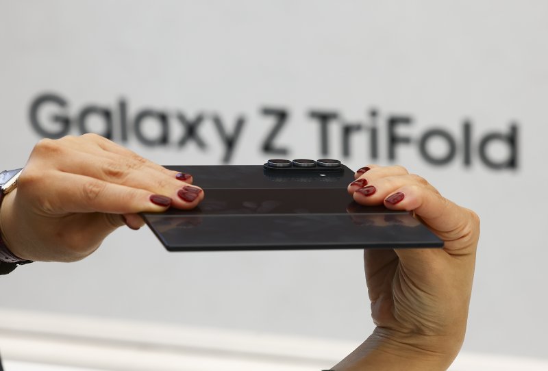 [서울=뉴시스] 김근수 기자 = 2일 서울 서초구 삼성 강남에서 진행된 갤럭시 Z 트라이폴드 미디어공개 행사에서 3단 폴더블 스마트폰 ‘갤럭시 Z 트라이폴드(Galaxy Z TriFold)’가 진열돼 있다. ‘갤럭시 Z 트라이폴드’는 펼치면 253mm(10형)의 대화면을 접으면 ‘갤럭시 Z 폴드7’과 같은 164.8mm(6.5형)의 휴대성 높은 바(Bar) 타입 화면을 지원해 사용자가 다양한 상황에 맞춰 유연하게 사용할 수 있다. 2025.12.02. ks@newsis.com