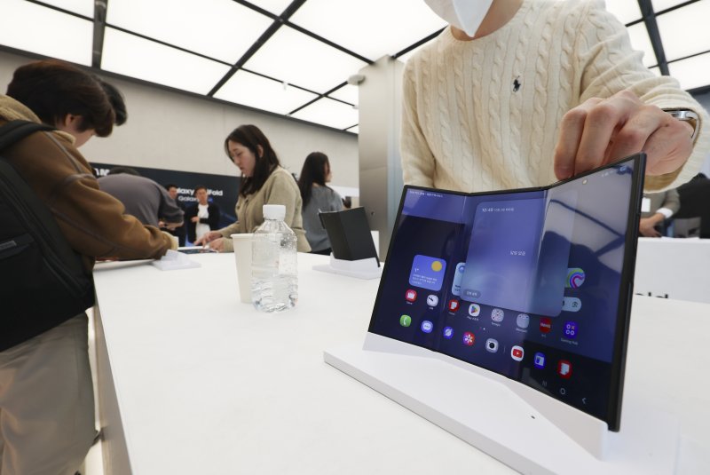 [서울=뉴시스] 김근수 기자 = 2일 서울 서초구 삼성 강남에서 진행된 갤럭시 Z 트라이폴드 미디어공개 행사에서 3단 폴더블 스마트폰 ‘갤럭시 Z 트라이폴드(Galaxy Z TriFold)’가 진열돼 있다. ‘갤럭시 Z 트라이폴드’는 펼치면 253mm(10형)의 대화면을 접으면 ‘갤럭시 Z 폴드7’과 같은 164.8mm(6.5형)의 휴대성 높은 바(Bar) 타입 화면을 지원해 사용자가 다양한 상황에 맞춰 유연하게 사용할 수 있다. 2025.12.02. ks@newsis.com